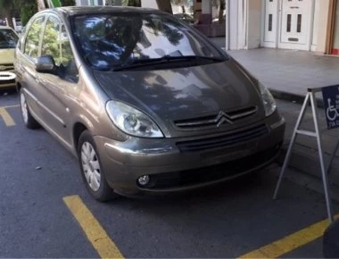 Τον έγραψαν για παράνομη στάθμευση ενώ η θέση ήταν δική του! (φώτο)